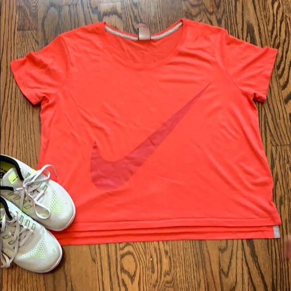 Nike Cropped T-shirt size Medium - Picture 1 of 2